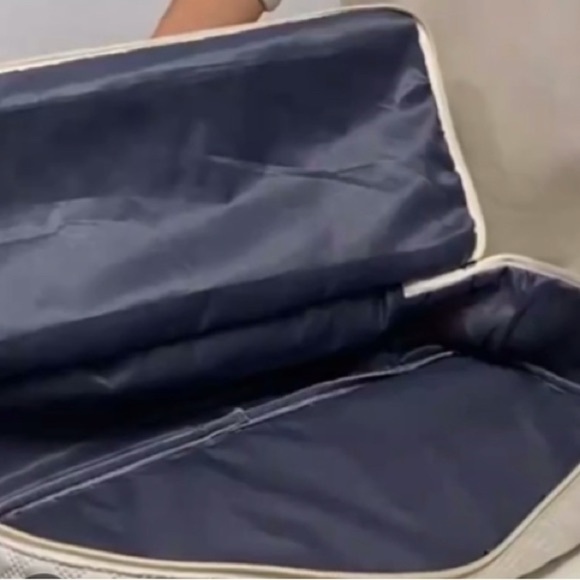 Large Lightweight Water Resistant Travel Zipper Duffel Luggage Bag, NWOT - Picture 13 of 17